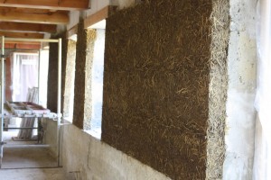 Isolation intérieure en terre-paille banché (sur murs pierres)