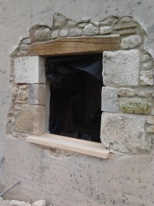 Réalisation d'une ouverture dans un mur en pierres